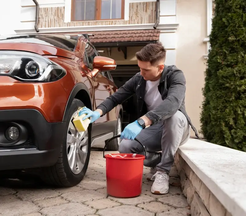 Lavage auto à domicile Chârost : professionnel intervenant sur un véhicule